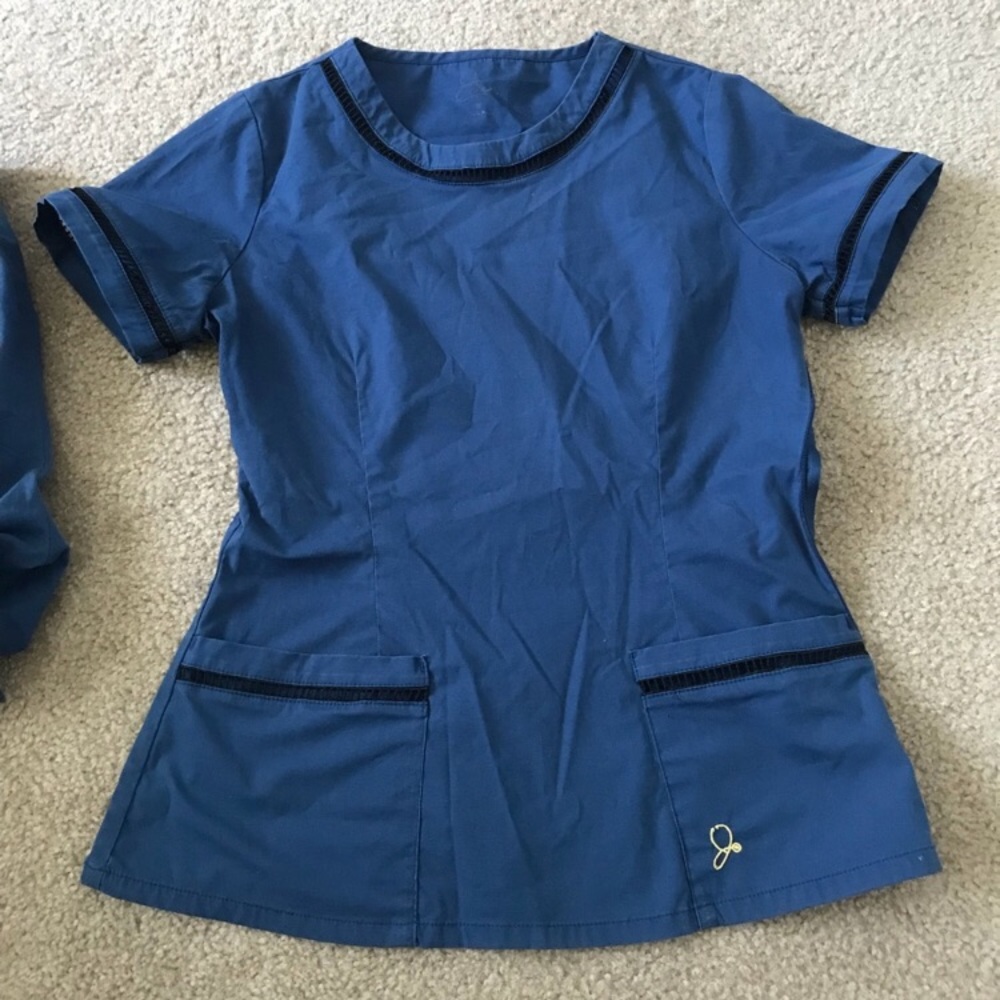 Jaanuu scrub top in navy ladder lace